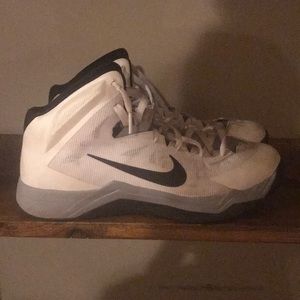 White nike basketball shoes